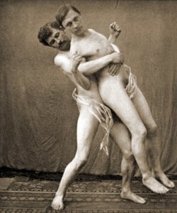 Painijat esittelevät vyötärön pitoa, n. 1910 (seepiakuva)